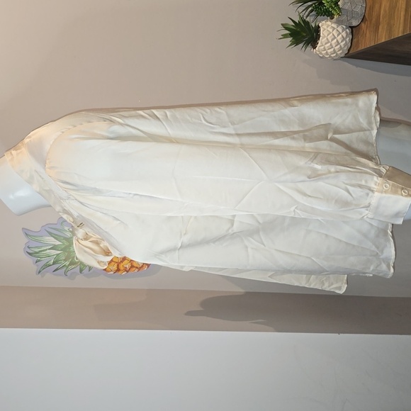 Torrid - Studio Bubble Satin Bow Tie Blouse in Pristine Cream / White​​​​ - Picture 4 of 12